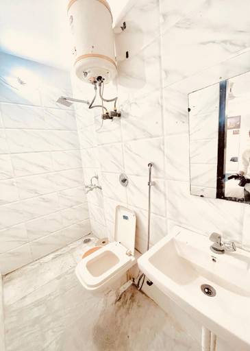 Bathroom 3, Hotel Midtown, Delhi