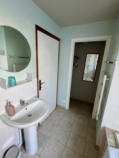 Bathroom 3, Chambre de Ninon - Le Refuge des Parachutistes - en bordure du marais, Manche