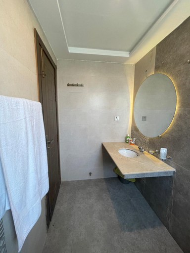 Shower 5, Fellows BnB, Islamabad