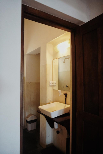 Bathroom 3, Gecko Restaurant & Rooms, Pothuvil