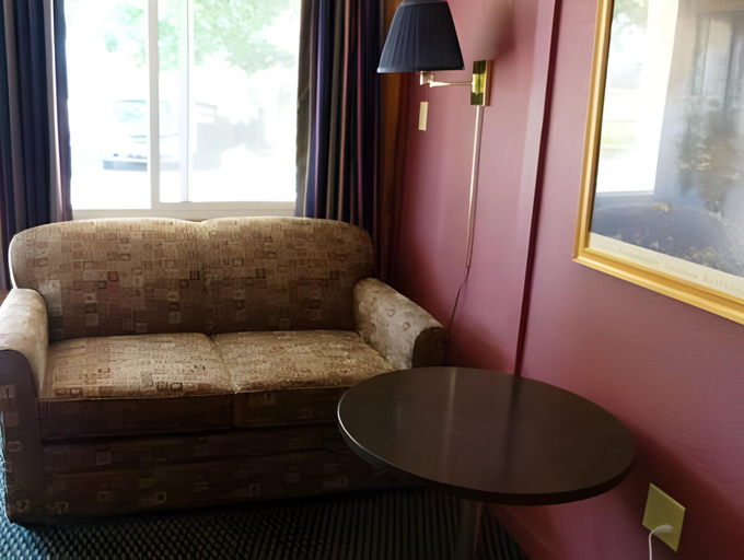 Others 4, Country Squire Motel, Renfrew