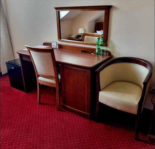 Others, Hotel Rytwiany, Staszów
