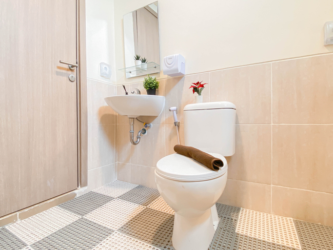 Bathroom 3, Simple and Bright 3BR at Meikarta Apartment By Travelio, Cikarang