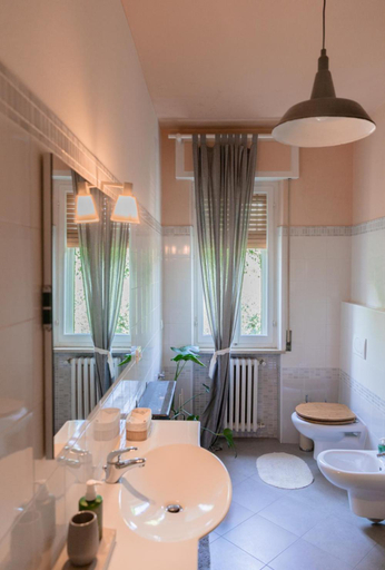 Bathroom 3, Saoo, Verona