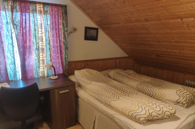 Others 5, Airbnb and Booking at Postvegen 95, Giske