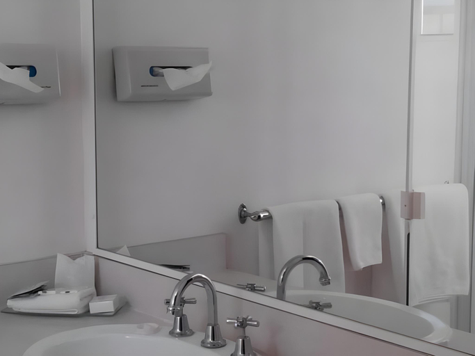 Bathroom 3, Branxton House Motel, Cessnock