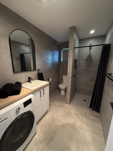 Bathroom 2, Coober Pedy Apartments, Coober Pedy