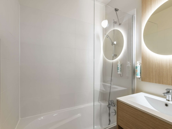 Bathroom 3, Adagio Access Paris la Villette Aparthotel, Paris