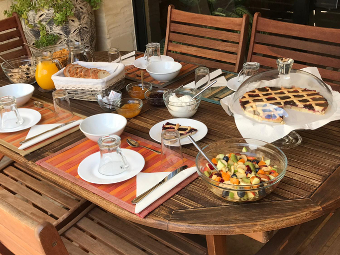 Food & Drinks, Ad Hoc B&B