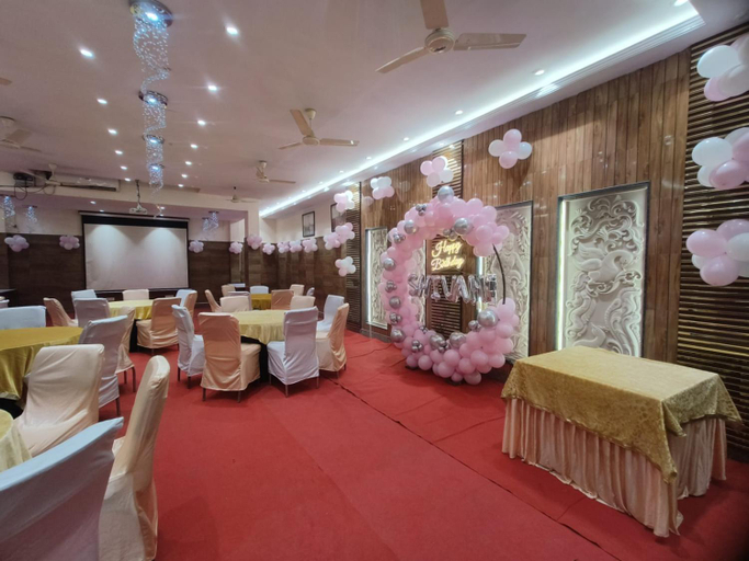 Food & Drinks 5, Stay @ 203, Gautam Buddha Nagar