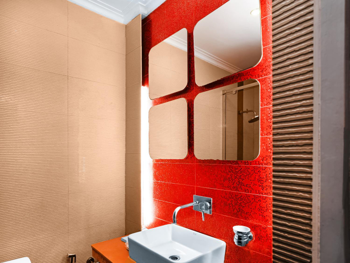 Bathroom 4, Ajanta Hotel, Delhi