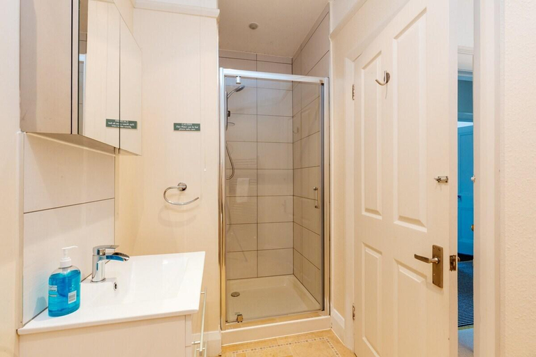 Bathroom 3, Westholme Lodge, Somerset