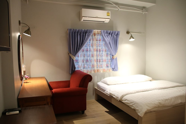 Bedroom 3, Kinnon Deluxe Hostel Coworking Cafe, Bang Rak