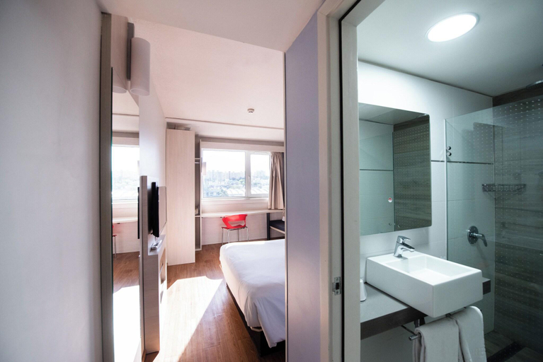 Bathroom 3, ibis Montevideo, Montevideo