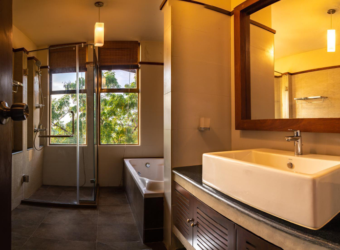 Bathroom 2, Rock Wild Yala, Thissamaharama