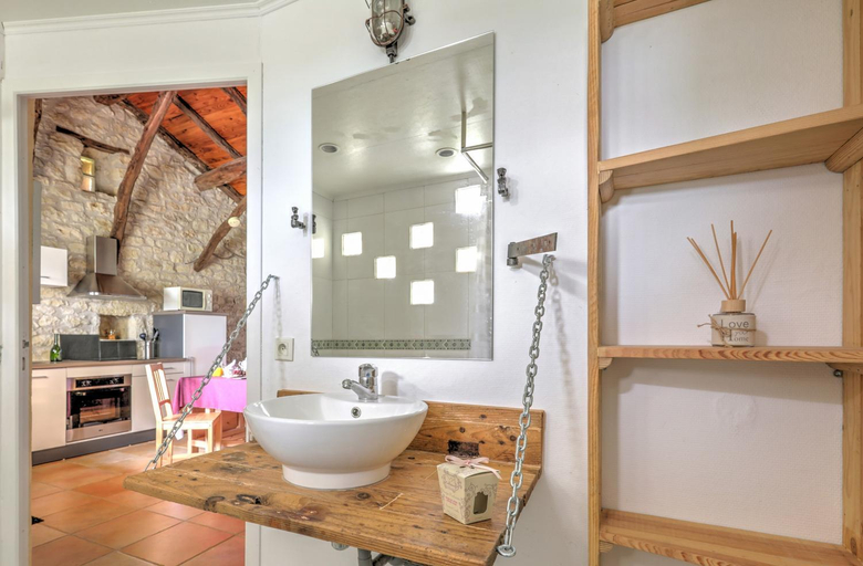 Bathroom 1, Le Mas Des Papillons chambre d'hotes B&B, Lot