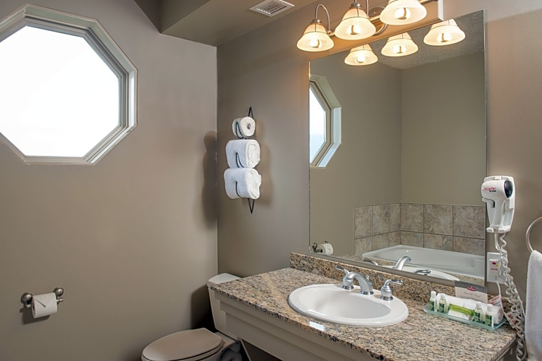 Bathroom 5, Hilltop Inn, Columbia-Shuswap