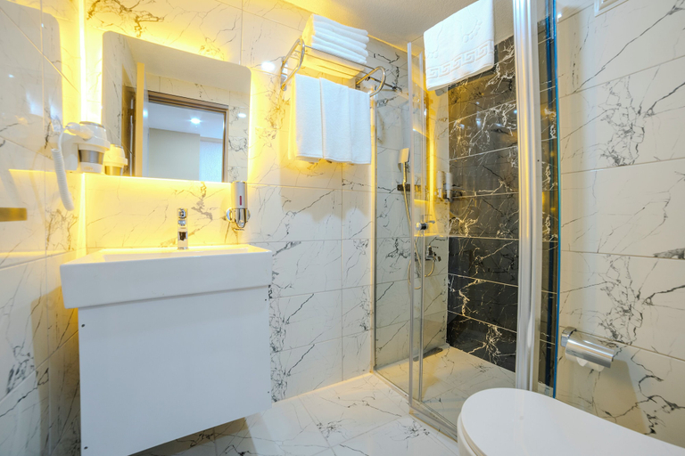 Bathroom 5, Özer Palace Hotel, Fatih