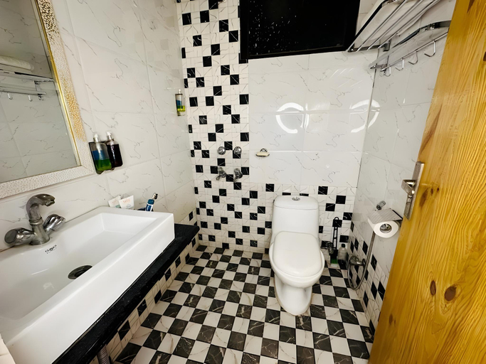 Bathroom 4, Divine Inn Hotel Rajouri Garden, Delhi