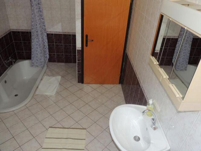 Bathroom 3, Apartments Travarevic - Two-Bedroom Apartment 4 Adults No2, Dubrovnik