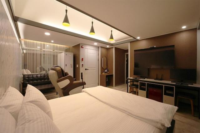 Bedroom 2, Daegu Suseongmot The Some, Buk