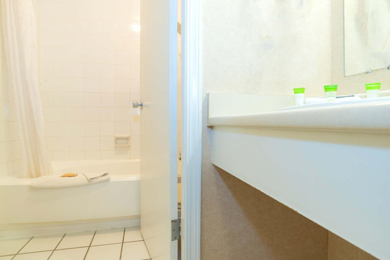 Bathroom 5, Sandman Hotel Cranbrook, East Kootenay