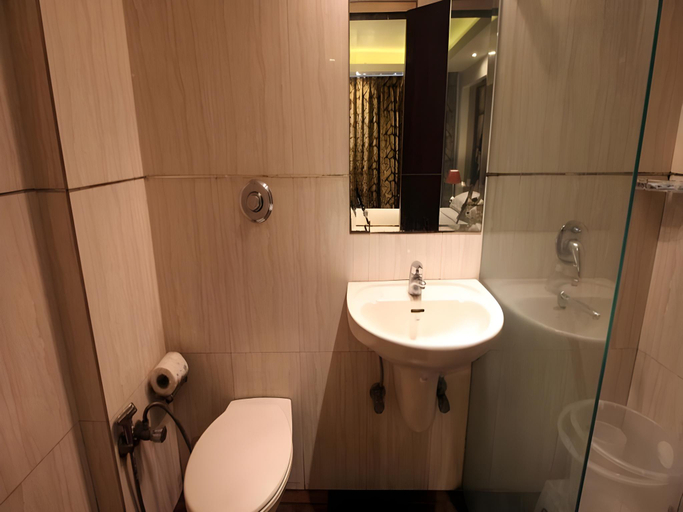Bathroom 4, Hotel Ridge Maidens, Delhi