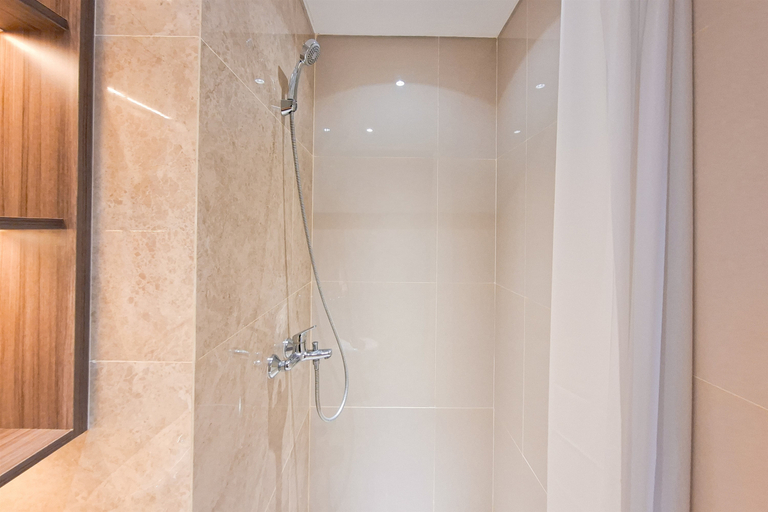 Bathroom 5, Modern and Warm Studio at Apartment Transpark Bintaro By Travelio, Tangerang Selatan