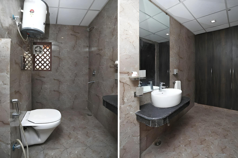 Bathroom, Hotel Haveli Palace, Gautam Buddha Nagar