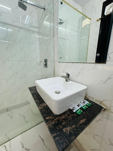 Bathroom 4, Hotel Radiance, Delhi