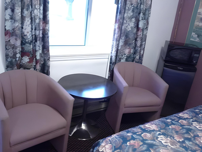Others 3, Country Squire Motel, Renfrew