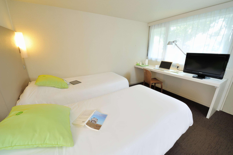 Bedroom 2, Campanile Pessac, Gironde