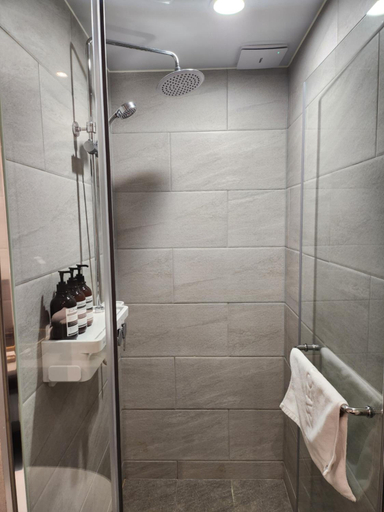 Bathroom 3, Ocean Park Nine Hotel, Jung