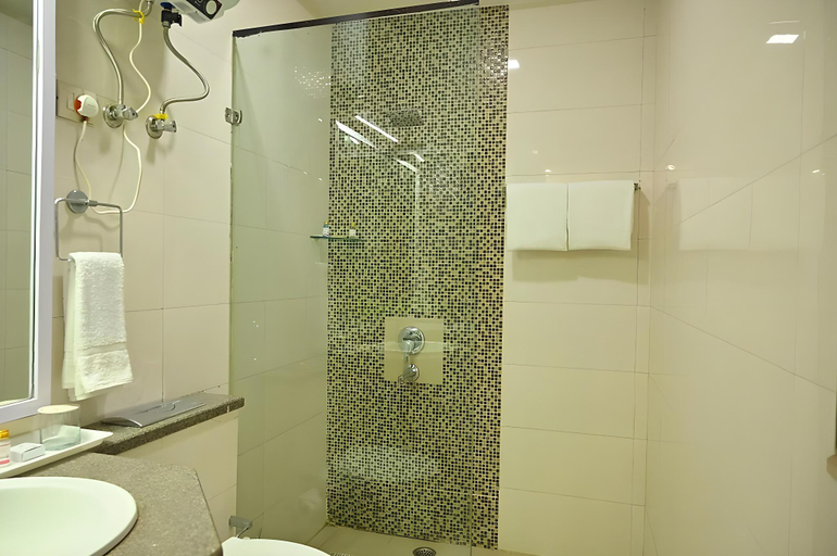 Bathroom 5, Hotel 91 Medanta, Gurgaon