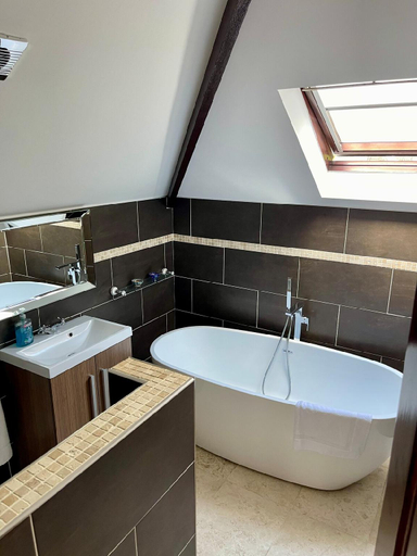 Others 4, Outstanding 6 Bedroom House Cotton End, Bedford, Bedfordshire