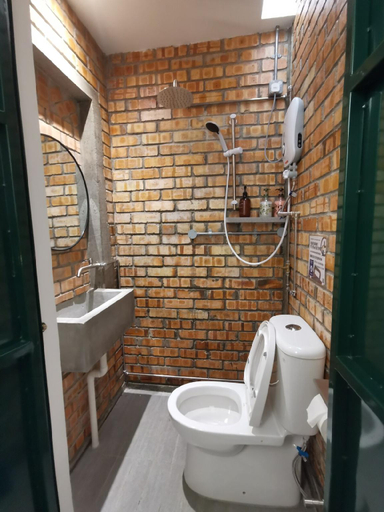 Bathroom 2, No.10 CLASSIC HOME 5BR6B free Wifi @SS2  PJ, Petaling Jaya