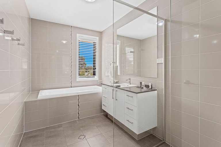 Bathroom 3, Maggie Mae, Port Stephens