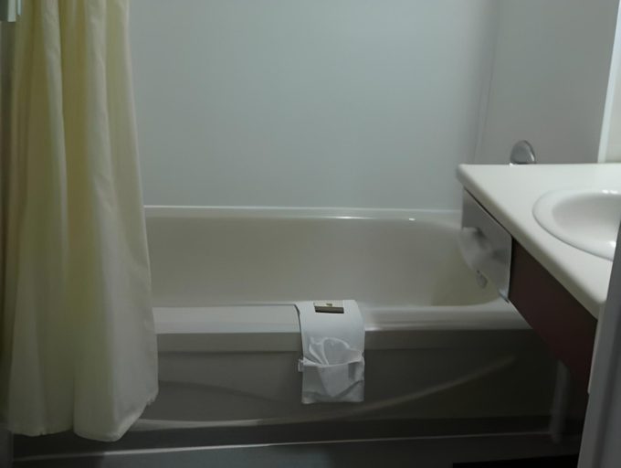 Bathroom 2, Country Squire Motel, Renfrew