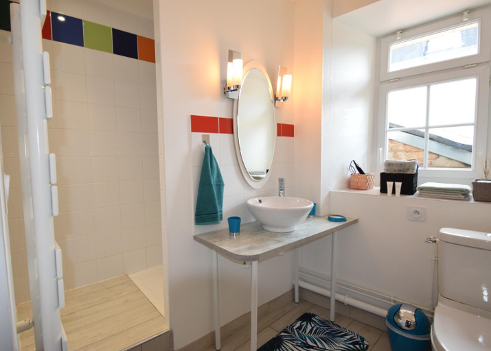 Bathroom 2, L'etape de Loudun, Vienne