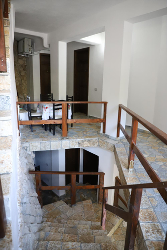 Others 5, Hotel Demaj, Beratit