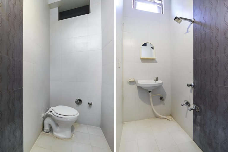Bathroom 2, Hotel Atithi - Opposite Shreeji Hospital, Rajkot
