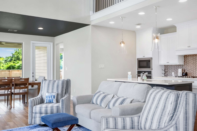 Living area 2, Dakota Cottage - Stay for 10, Comal