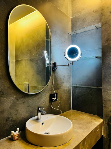 Bathroom, Luxe Apartment by Hey Studio's, Gautam Buddha Nagar