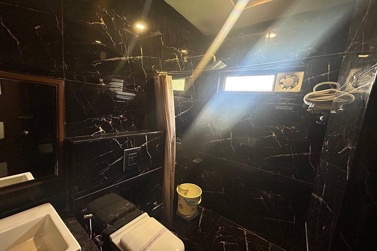 Bathroom 4, Hotel Arihant Inn, Delhi