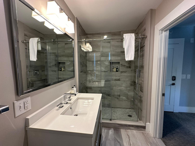 5, Entire Modern 7 Unit 7 Bath Boutique Inn, Newport