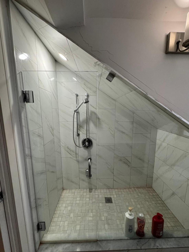 Bathroom 2, Spacious Townhouse close to Dundas Square!, Toronto