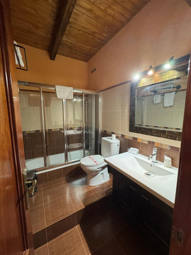 Bathroom 4, La Fuen hostal Bielsa-Parzan, Huesca