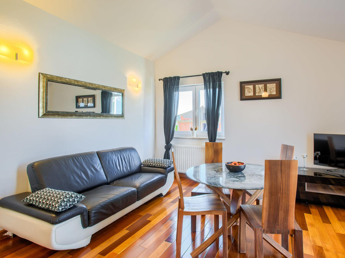 Others 4, Apartment in Murter near Beach and Pool, Murter