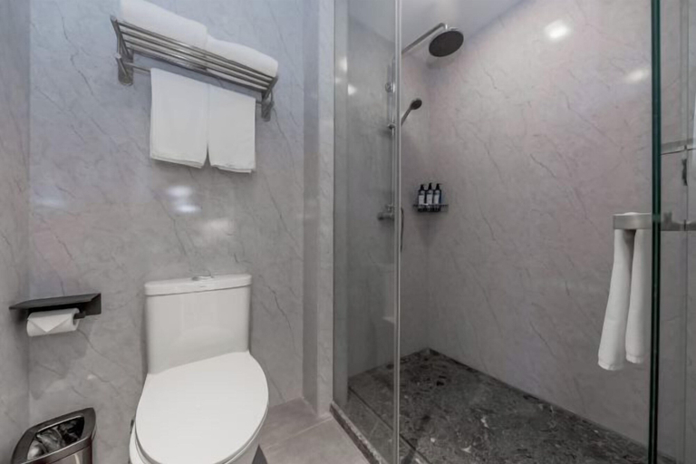 Bathroom 4, yihotel (Shanghai Lujiazui Riverside Center Expo Park Branch), Shanghai