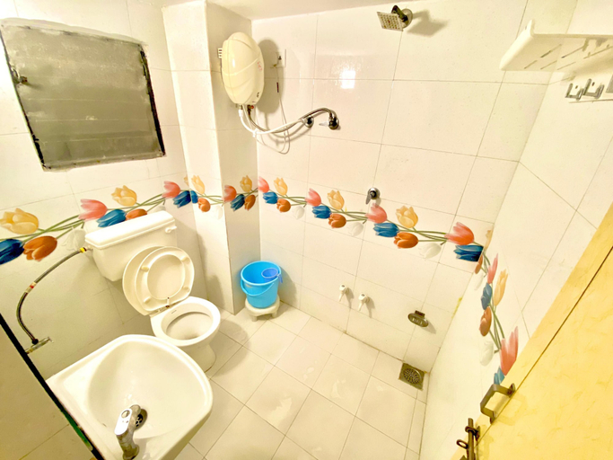 Bathroom 4, Hotel ABC - Satellite Prahladnagar, Ahmadabad